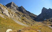 17 Saluto i miei  nuovi amici, proseguo verso il Passo di Valsecca...